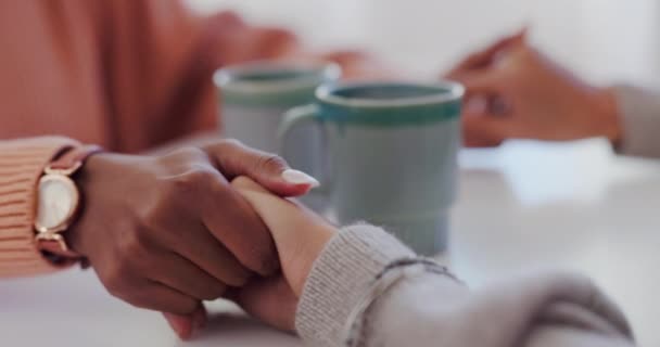 コーヒー および抑うつ 不安または精神的健康危機を抱えるサポート 信頼の人々と手を握っています 友人は親切にカフェで共感したり手を触ったりするのを助けます — ストック動画