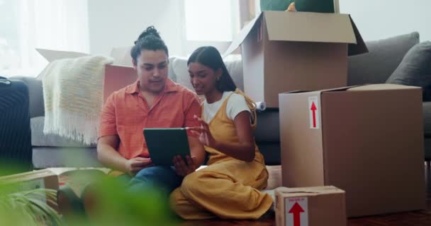 Joyeux Couple Dans Une Maison Neuve Avec Boîtes Tablette Idées — Video