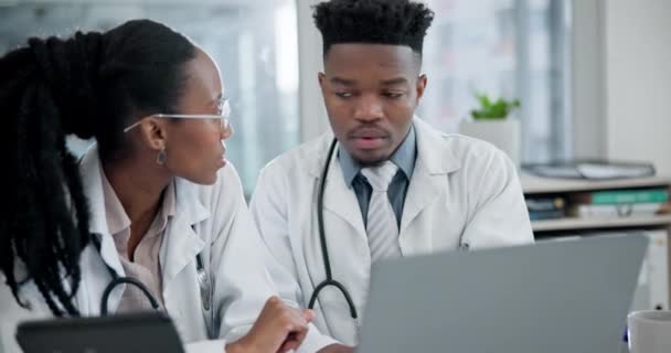 笔记本电脑 讨论和医生在医院的一个办公室进行诊断治疗计划 医疗保健 谈话和非洲医务工作者在诊所的计算机上交谈和研究 — 图库视频影像