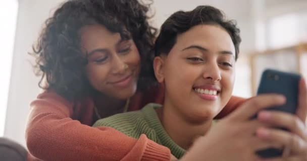 Lgbtq Çifti Evdeki Kanepede Kadınlara Sarıl Bağ Kur Birlikte Rahatlayın — Stok video