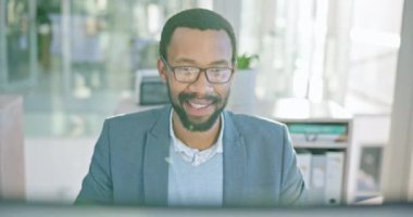 İş dünyası, mutlu siyahi adam ve bilgisayar online rapor planlamak, e-posta okumak ve internette araştırma yapmak için ofiste. Proje güncellemesi, bilgi veya analiz için masaüstü gözlüklü işçinin yüzü.