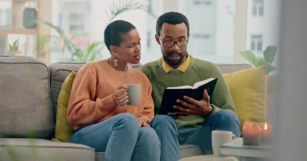 Casa Oração Casal Negro Lendo Livro Juntos Lar Cristão Aposentadoria — Vídeo de Stock