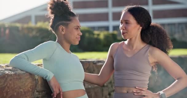 Fitness Przyjaciele Kobiety Świeżym Powietrzu Rozmowy Bieganiu Szkolenia Lub Rano — Wideo stockowe