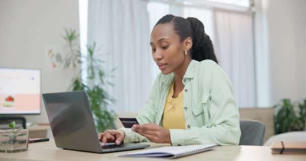 Schwarze Frau Laptop Und Kreditkarte Finanzen Und Online Shopping Eingabe — Stockvideo