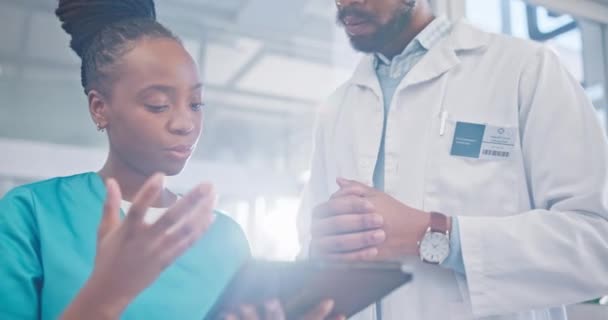 Tablette Médecins Collaboration Pour Recherche Ligne Hôpital Dans Les Soins — Video
