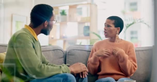 为在家里讨论离婚问题而在沙发上和问题 争论或生气 冲突和沮丧的黑人妇女与男人在客厅里发生分歧 失败或危机 — 图库视频影像