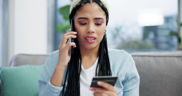 Vrouw Boos Telefoongesprek Creditcard Voor Fraude Oplichting Online Winkelen Probleem — Stockvideo