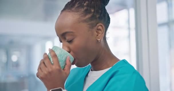 간호사 커피를 마시고 관리를 병원에서 휴식에 얼굴에 여성의 프로필 의학에서 — 비디오