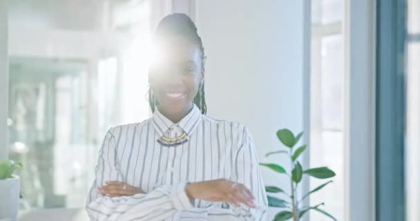 黑人女性 微笑和肖像为商业与手臂交叉在办公室的积极态度 面对来自肯尼亚的具有职业或公司自信和自豪的专业非洲人 — 图库视频影像