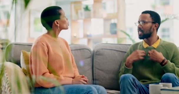 Scheidung Stress Und Paar Auf Dem Sofa Mit Problemen Streit — Stockvideo