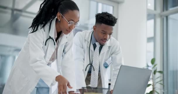 在医院的一个办公室进行计算机 计划和医生小组的诊断治疗 医疗保健 讨论和在医疗诊所的计算机上进行研究的非洲年轻医务工作者 — 图库视频影像
