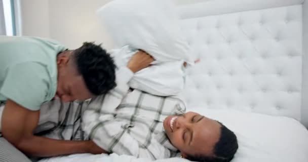 Amor Luta Travesseiros Casal Negro Rindo Cama Juntos Durante Manhã — Vídeo de Stock