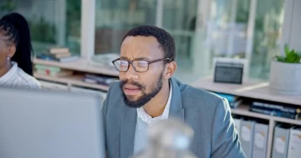 電子メール ブラックマン コンピュータを読んで 情報や企業のコミュニケーションのために働く インスピレーションや仕事のための職場でPcを持つオフィス コネクション アフリカのビジネスマン — ストック動画