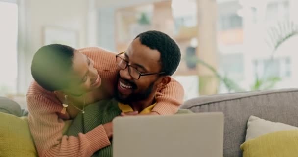 Huis Knuffel Zwart Paar Met Laptop Glimlach Verbinding Met Investering — Stockvideo