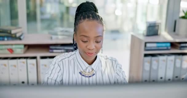 Business Schwarze Frau Und Lächeln Computer Büro Für Die Planung — Stockvideo