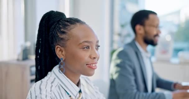 快乐的黑人女性 商界人士和在办公室的电脑上工作的女性 负责策划在线报告 电子邮件和网络研究 合作公司桌上型Pc机非洲员工的脸 以更新信息 — 图库视频影像