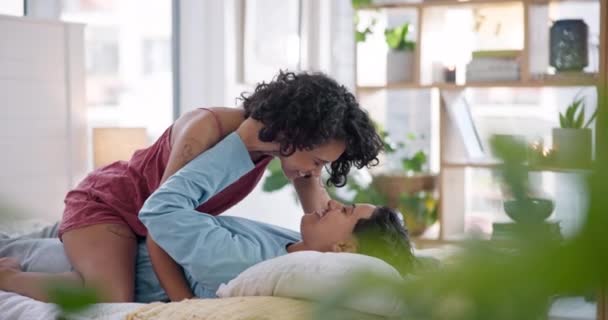 Lgbtq Cama Casal Homossexual Beijar Cuidar Relaxar Gen Mulheres Namorada — Vídeo de Stock
