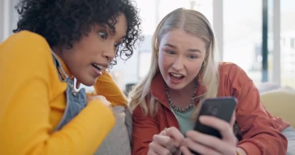 Accueil Amis Femmes Avec Smartphone Commérages Conversation Sur Canapé Drôle — Video