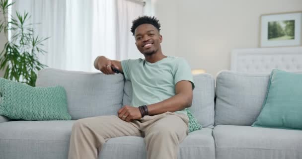 Černoch Žena Pár Koukají Televizi Popcorn Online Streaming Bonding Relax — Stock video
