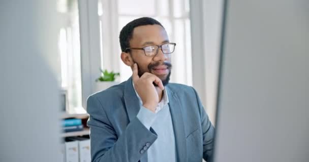电脑和商人在办公室为一个法律项目做研究 自豪和专业的非洲男性律师规划现代工作场所的法律案件 — 图库视频影像