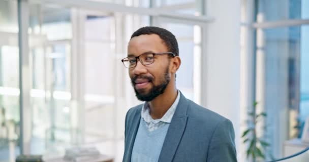 黑人男人 微笑着在一个充满积极态度和双臂的办公室里为生意而画像 来自肯尼亚的对职业或公司感到自豪和有信心的专业非洲人的面孔 — 图库视频影像