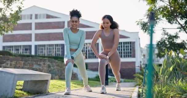 在城市街道上与身体 伸展和健康的女性朋友一起跑步 锻炼或做有氧运动 热身和女跑步者与私人教练一起在室外进行锻炼 训练和跑步 — 图库视频影像