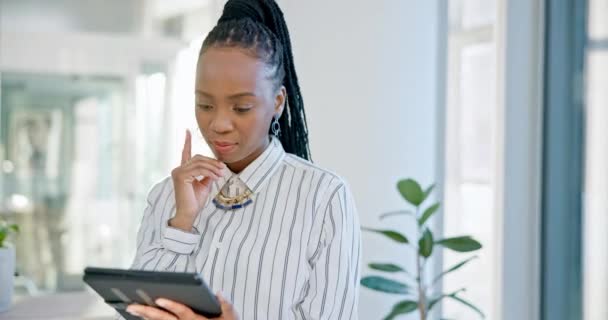 商界女性 平板电脑和办公室思维与互联网 创意或沟通 拥有联网 在线规划或电子邮件和社交媒体技术的非洲企业家 — 图库视频影像