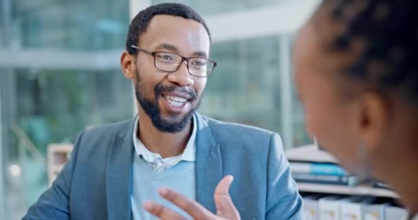 Μαύρος Άνδρας Επιχειρηματίες Και Σύμβουλος Για Συνάντηση Συζήτηση Και Σχεδιασμό — Αρχείο Βίντεο