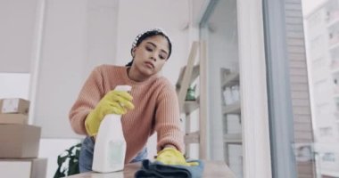 Temizlik, sprey ve kimyasallar. Kadın oturma odasında temizlik, temizlik ve bakteri yapıyor. Mobilya, hijyen ve dezenfeksiyon. Dairesinde temizlikçi, temizlikçi ve deterjan var..
