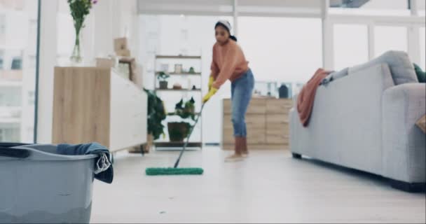 在日常的家务事中 清洁者或清洁客厅地板 以确保卫生 污物或细菌的安全 地面灰尘控制 消毒或细菌保护的人员 擦拭或设备 — 图库视频影像
