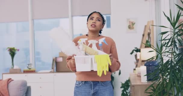 Sprzątanie Zmęczenie Myślenie Kobietą Salonie Dla Higieny Sprzątania Zmęczenia Chemikalia — Wideo stockowe