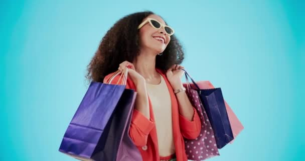 购物袋和微笑与妇女在工作室设计精品 零售和衣柜 选择和奢侈品品牌 客户背景为蓝色 用于促销 礼品和销售 — 图库视频影像