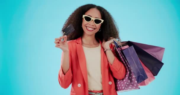 Retrato Bolsa Compras Mujer Con Tarjeta Crédito Gafas Sol Aisladas — Vídeos de Stock