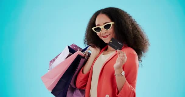 Retrato Mujer Con Tarjeta Crédito Bolsa Compras Para Moda Aislada — Vídeos de Stock
