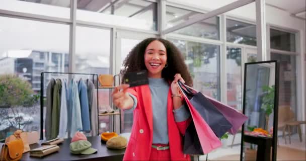 Donna Con Carta Credito Shopping Bag Ritratto Nel Centro Commerciale — Video Stock