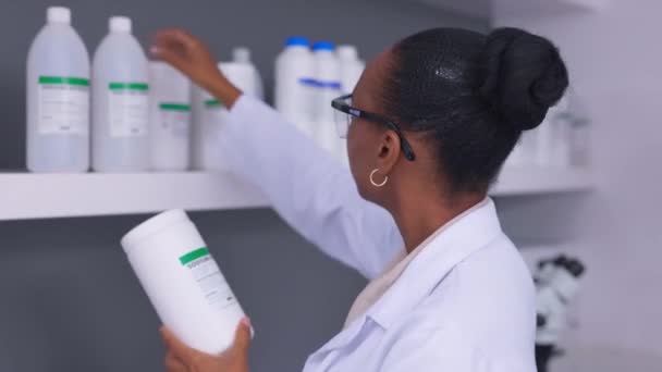 Chemikalia Czytanie Kobieta Naukowiec Laboratorium Eksperymentów Badań Lub Badań Nauka — Wideo stockowe