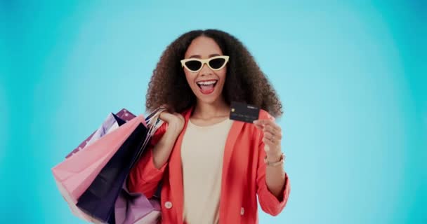 Kvinna Med Kreditkort Porträtt Och Shoppingväska För Mode Isolerad Blå — Stockvideo