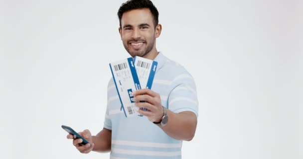Bilhetes Homem Telefone Voo Felizes Viagens Alojamento Cartão Embarque Contra — Vídeo de Stock