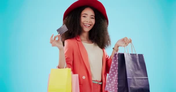 Ευτυχισμένος Γυναίκα Και Μια Πιστωτική Κάρτα Για Ψώνια Μπλε Φόντο — Αρχείο Βίντεο