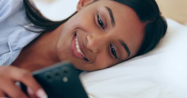 Bett Telefon Und Glückliche Frau Entspannen Sich Beim Tippen Den — Stockvideo