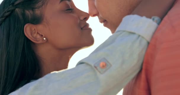Любов Щасливий Поцілунок Парою Пляжі Літніх Канікул Подорожей Язків Посміхайтеся — стокове відео