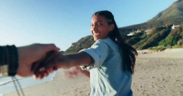 Strand Koppel Hand Hand Voor Opgewonden Vrouw Die Rent Lacht — Stockvideo