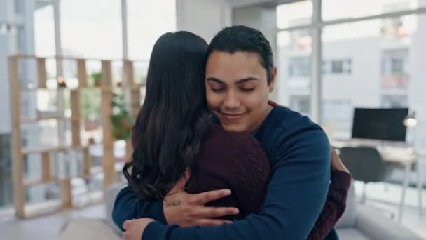 Güven Sevgi Mutlu Çift Evde Birbirlerine Sarılıp Tatilde Destek Olmak — Stok video