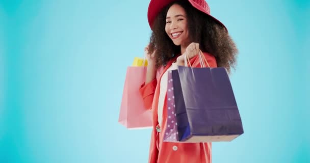购物袋和舞蹈与女人的脸在工作室的精品 零售和衣柜 具有蓝色背景的客户肖像的产品 选择和奢侈品 用于促销 礼品和销售 — 图库视频影像