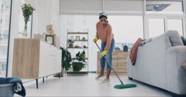 Kadın, temizlik için yerleri paspaslıyor ya da temizliyor. Temizlik rutininde pislik ya da bakteri güvenliği için. Zemin tozu kontrolü, dezenfeksiyon ya da mikrop koruması için oturma odasında insan, silme ya da ekipman.