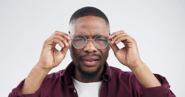 Confuso Cara Homem Preto Estúdio Com Óculos Para Ler Notícias — Vídeo de Stock