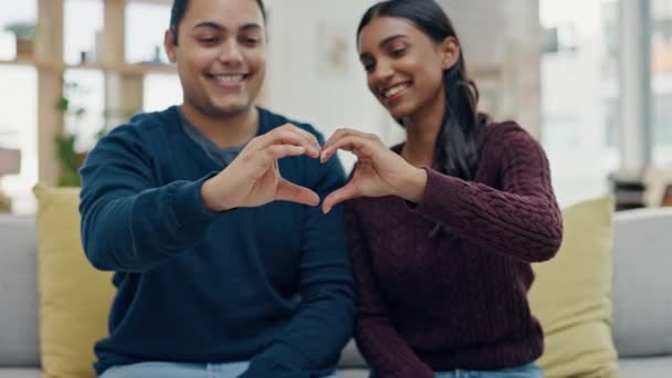 Руки Сердце Пара Диване Счастливы Доверие Брак Доме Любовь Форма — стоковое видео