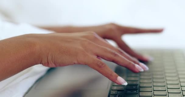Huis Vrouw Handen Met Een Laptop Typen Verbinding Met Freelancer — Stockvideo