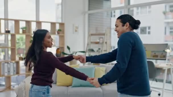 Aşk Dans Eğlence Heyecanlı Bir Çiftle Evlerinin Oturma Odasında Özgürlük — Stok video