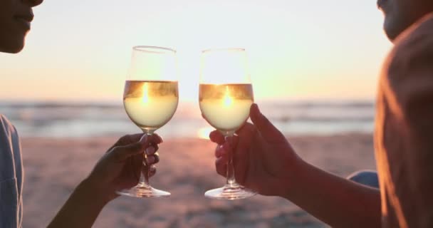 Coucher Soleil Plage Mains Couple Avec Vin Pour Amour Détendre — Video